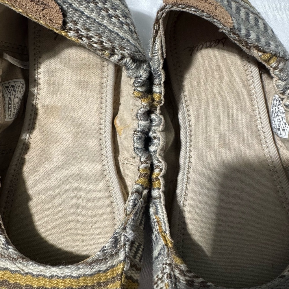 Sanuk Elle V. Eight Moccasin Flats Size 6 - Picture 9 of 9